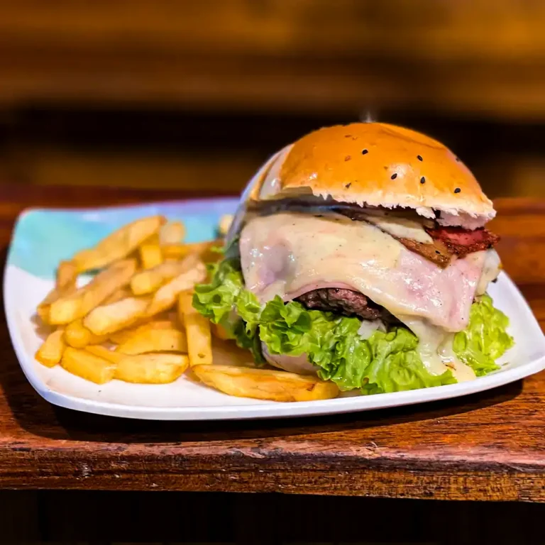 Hamburguesa de carne en restaurante de comida rápida en Santa Marta, La Terraza de Juancho