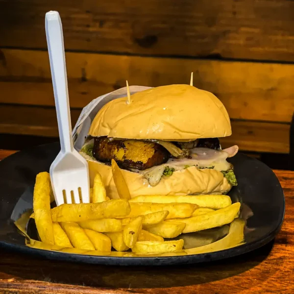 Hamburguesa La Costeña, comida rápida en Santa Marta en la Terraza de Juancho