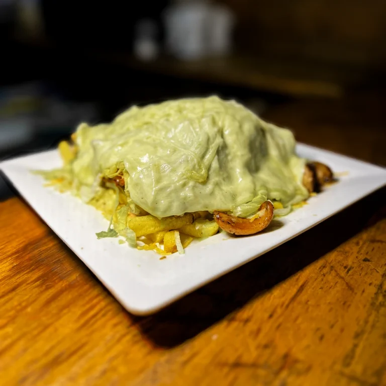 Salchijuanchazo, salchipapa especial de comida rápida en Santa Marta en La Terraza de Juancho