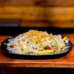 Salchipapa ranchera, comida rápida en Santa Marta en La Terraza de Juancho