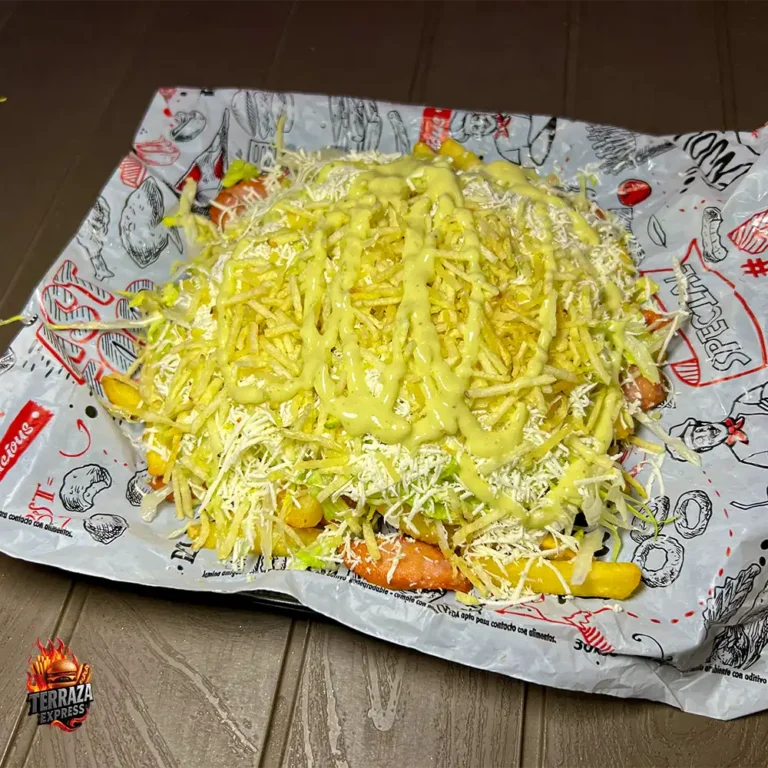 Salchipapa especial, comida rápida en Santa Marta en La Terraza Express