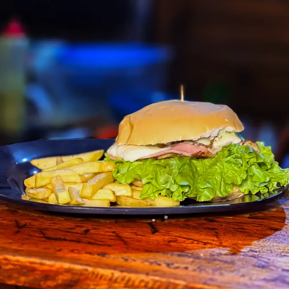 Hamburguesa de pollo, comida rápida en Santa Marta en la Terraza de Juancho