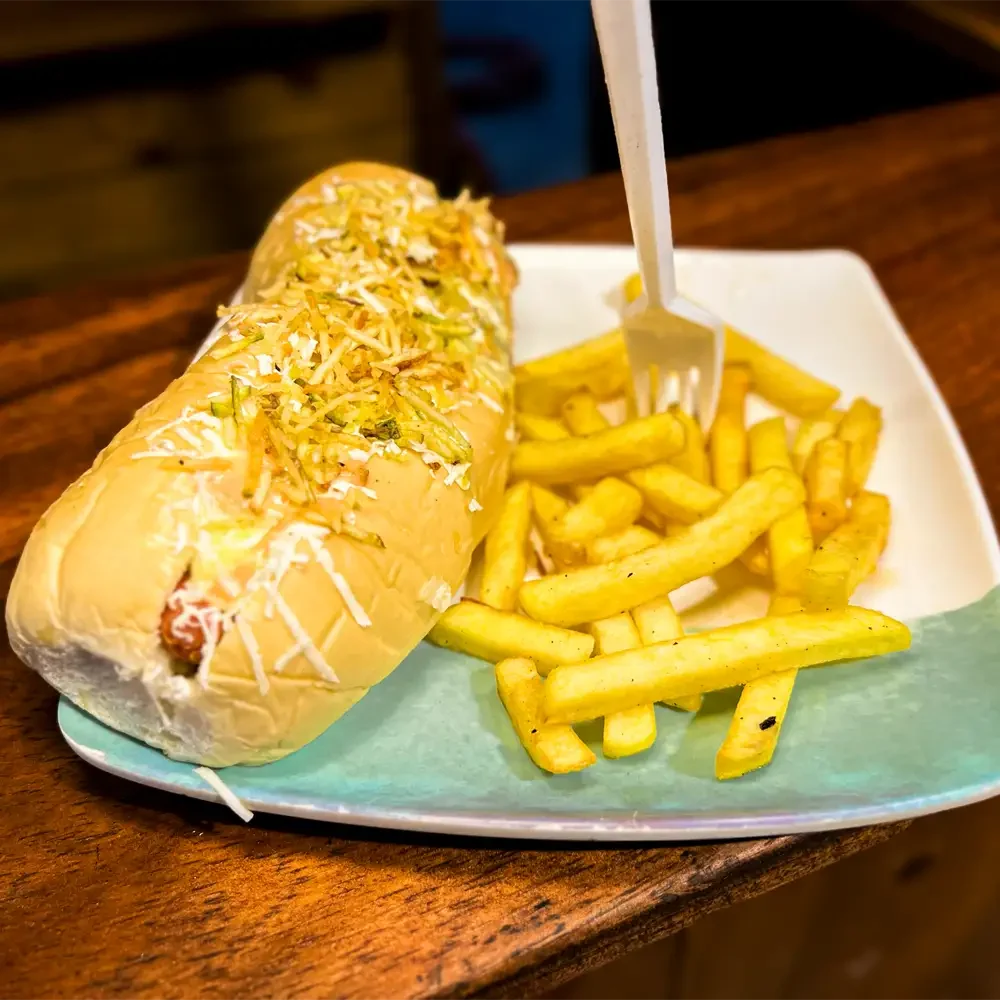 Perro caliente sencillo con papas, comida rápida en Santa Marta en La Terraza de Juancho